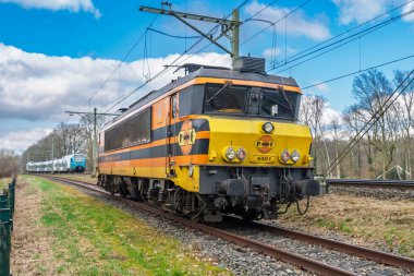 OLDENZAAL, NETHERLANDS - 15 Mart 2025: RRRF (Rotterdam Demiryolu Besleme) 'nin elektrikli lokomotifi