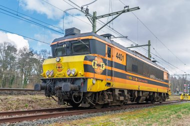 OLDENZAAL, NETHERLANDS - 15 Mart 2025: RRRF (Rotterdam Demiryolu Besleme) 'nin elektrikli lokomotifi