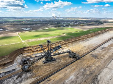 NIEDERZIER, ALMANY - 29 Mart 2025: Hambach açık kömür madeninin hava görüntüsü. Niederzier ve Elsdorf, Kuzey Ren-Vestfalya 'da. RWE tarafından işletiliyor ve linyit madenciliğinde kullanılıyor.. 