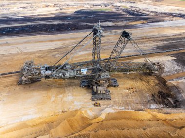 NIEDERZIER, ALMANY - 29 Mart 2025: Hambach açık kömür madeninin hava görüntüsü. Niederzier ve Elsdorf, Kuzey Ren-Vestfalya 'da. RWE tarafından işletiliyor ve linyit madenciliğinde kullanılıyor.. 