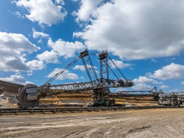 NIEDERZIER, ALMANY - 29 Mart 2025: Hambach açık kömür madeninin hava görüntüsü. Niederzier ve Elsdorf, Kuzey Ren-Vestfalya 'da. RWE tarafından işletiliyor ve linyit madenciliğinde kullanılıyor.. 