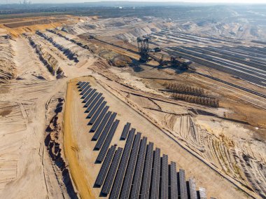 NIEDERZIER, ALMANY - 29 Mart 2025: Hambach açık kömür madeninin hava görüntüsü. Niederzier ve Elsdorf, Kuzey Ren-Vestfalya 'da. RWE tarafından işletiliyor ve linyit madenciliğinde kullanılıyor.. 