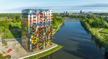 ALMANYA, NETHERLANDS - 3 Mayıs 2025 Flores Kulesi 'nin havadan görünüşü. 2022 'de Floriade Uluslararası Bahçıvanlık Fuarı 2022' nin merkez noktası..