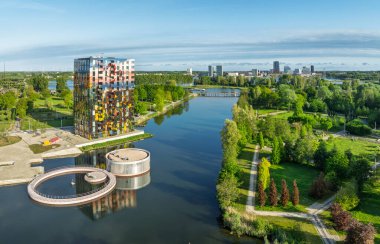 ALMANYA, NETHERLANDS - 3 Mayıs 2025 Flores Kulesi 'nin havadan görünüşü. 2022 'de Floriade Uluslararası Bahçıvanlık Fuarı 2022' nin merkez noktası..