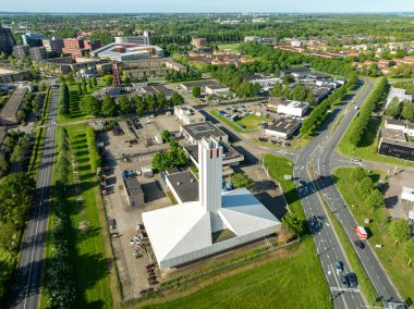 ALM, NETHERLANDS - 3 Mayıs 2025: Arka planda Almere ufuk çizgisi olan Vattenfall şehir ısıtma binasının hava manzarası