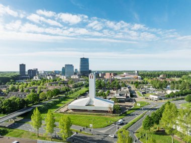 ALM, NETHERLANDS - 3 Mayıs 2025: Arka planda Almere ufuk çizgisi olan Vattenfall şehir ısıtma binasının hava manzarası