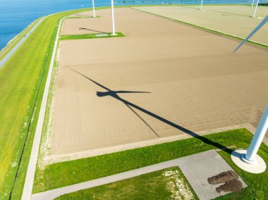 Hollanda 'nın Almere kentindeki IJ Gölü' ndeki küçük bir rüzgar çiftliğinin hava manzarası.