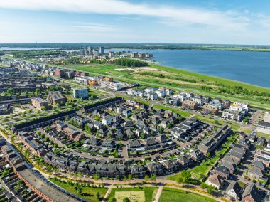 Hollanda, Almere 'de yeni inşa edilmiş bir yerleşim alanının hava görüntüsü