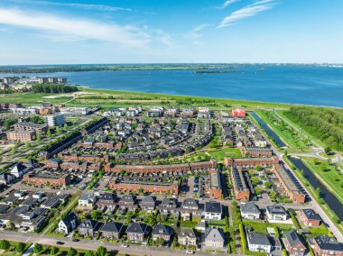 Hollanda, Almere 'de yeni inşa edilmiş bir yerleşim alanının hava görüntüsü