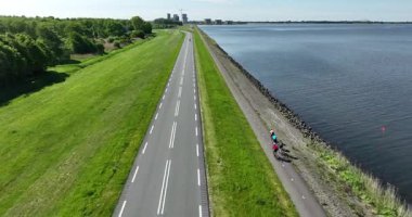 Oostvaarderların IJ Gölü boyunca hendek kazdıklarını gösteren hava görüntüleri..