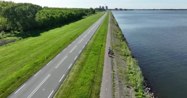 Oostvaarderların IJ Gölü boyunca hendek kazdıklarını gösteren hava görüntüleri..