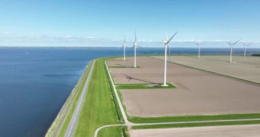 ALMANYA, NETHERLANDS - 3 Mayıs 2025: rüzgar çiftliği Jaap Rodenburg II 'nin hava manzarası. Toplam kapasitesi 16.5 megawatt olan on rüzgar türbininden oluşuyor ve bu da 12.500 hane için iyi bir enerji kaynağı.