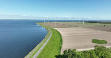 ALMANYA, NETHERLANDS - 3 Mayıs 2025: rüzgar çiftliği Jaap Rodenburg II 'nin hava manzarası. Toplam kapasitesi 16.5 megawatt olan on rüzgar türbininden oluşuyor ve bu da 12.500 hane için iyi bir enerji kaynağı.