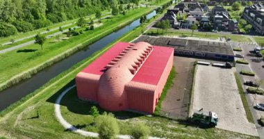 ALM, NETHERLANDS - 3 Mayıs 2025: Vattenfall ısı aktarım istasyonu, aynı zamanda uğur böceği denir