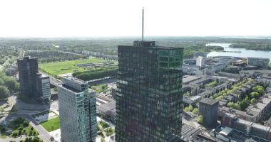 ALM, NETHERLANDS - 3 Mayıs 2025: Benelux 'un en yüksek WTC binası Almere' in havadan görünüşü.