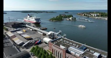 HELSINKI, FINLAND - 22 Haziran 2025: feribot limana giriyor. Viking Hattı (Fince: Viking Line) Finlandiya, İsveç ve Estonya arasında feribot filosu işleten bir Finlandiya gemicilik şirketidir..