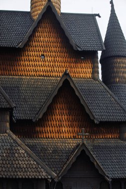 Norveç, Heddal 'da güzel ve büyük bir kilise. 1200 civarında inşa edilmiştir. Tüm ülkenin en büyüğü.