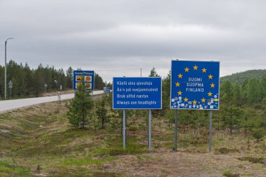 Güney VARANKI, NORway - 20 Haziran 2025: Norveç 'ten Finlandiya' ya girerken sınır işareti: Her zaman farları kullanın