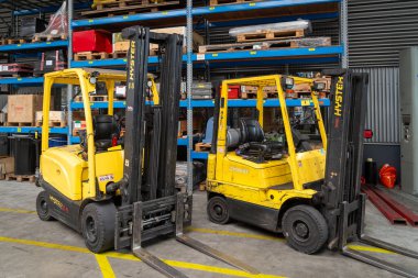 OLDENZAAL, NETHERLANDS - 7 Haziran 2025: Dünyanın dört bir yanındaki profesyonel çiftliklerdeki sığırlar için mekanize ve otomatikleştirilmiş beslenme makineleri ve araçları üretim tesisi.  