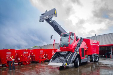 OLDENZAAL, NETHERLANDS - 7 Haziran 2025: Dünyanın dört bir yanındaki profesyonel çiftliklerdeki sığırlar için mekanize ve otomatikleştirilmiş beslenme makineleri ve araçları üretim tesisi.  