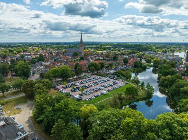 Hollanda 'nın tarihi Doesburg kentindeki Martini Kilisesi' nin hava görüntüsü. Şehrin güçlendirilmesi Doesburg 'u önemli bir ekonomik ve idari şehir haline getirdi..