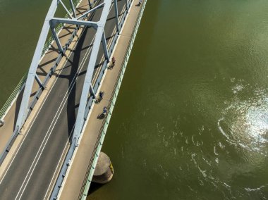 Hollanda, Doesburg 'daki IJssel nehri üzerindeki Alexander Ver Huell köprüsünün hava görüntüsü. 1951 'de Buiult, ama 2016' da adını Hollandalı ressam ve yazardan almıştır..