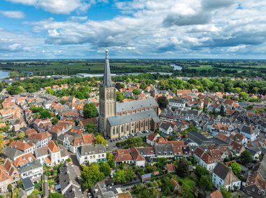 Hollanda 'nın tarihi Doesburg kentindeki Martini Kilisesi' nin hava görüntüsü. Şehrin güçlendirilmesi Doesburg 'u önemli bir ekonomik ve idari şehir haline getirdi..
