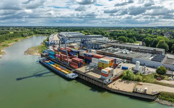 DOESBURG, NETHERLANDS - 24 AĞUSTOS 2025: IJssel nehri boyunca küçük bir terminal olan Doesburg Konteyner Terminalinin havadan görünüşü.