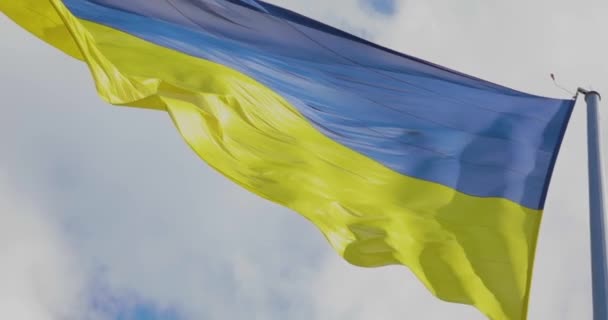 Ukrajinská Vlajka Třepotá Větru Zpomaluje Ukrajinská Vlajka Stožáru Zpomalení Zblízka — Stock video