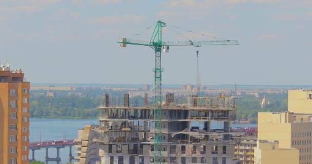 Arbete Byggarbetsplatsen För Flervåningsbyggnad Arbetare Bygger Upp Byggande Flervåningsbyggnad — Stockvideo