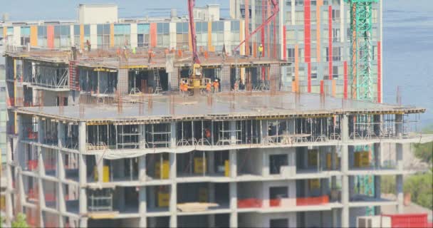 Trabalhar Estaleiro Construção Edifício Vários Andares Trabalhadores Constroem Casa Construção — Vídeo de Stock