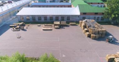 Büyük marangoz fabrikası manzarası. Bir marangoz fabrikasının üzerinde bir uçuş. Modern mobilya fabrikasının genel planı.