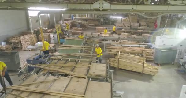 Folk Jobbar Butiken Verkstad För Tillverkning Möbelskivor Industriell Inredning Verkstad — Stockvideo