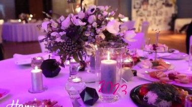 Animasyon metni mutlu yıllar 2023, arka planda mum. Yeni yılın kutlu olsun 2023. Mutlu yıllar 2023 Bokeh geçmişi.