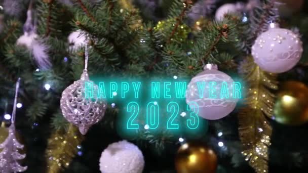 2023年あけましておめでとうございます 背景には2023年のクリスマスツリーがあります クリスマスツリーを背景にしたアニメーションハッピーニューイヤーのご挨拶 — ストック動画