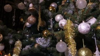 Süslü Noel ağacı. Toplar yılbaşı ağacında. Güzel dekore edilmiş Noel ağacı..