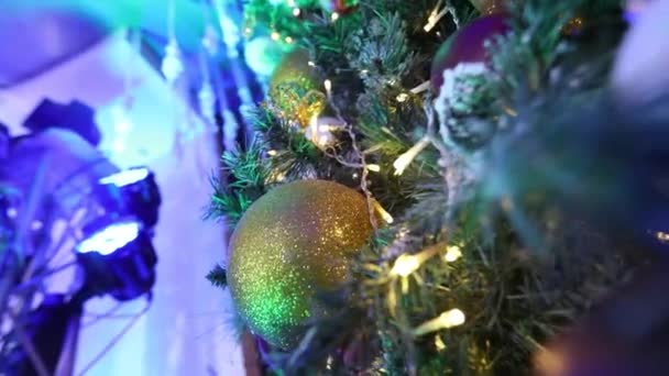 Kerstboom Met Versieringen Ballen Nieuwjaarsboom Prachtig Versierde Kerstboom — Stockvideo