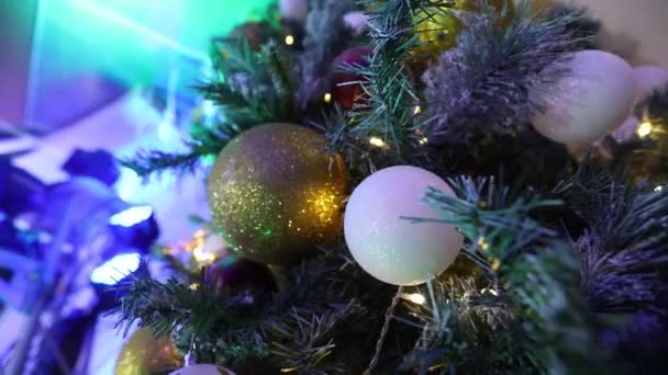 圣诞树上有装饰品 在新年树上打球 装饰得漂亮的圣诞树 — 图库视频影像