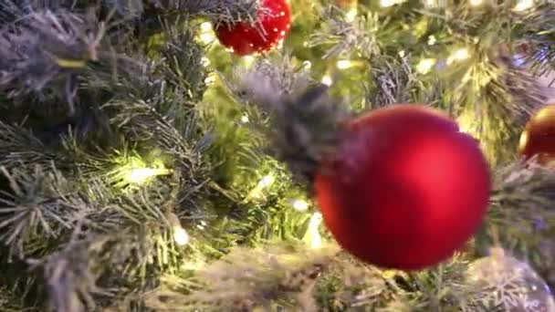 Weihnachtsbaum Mit Dekoration Kugeln Auf Dem Neujahrsbaum Schön Geschmückter Weihnachtsbaum — Stockvideo