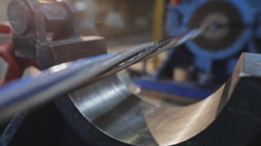 Bir fabrikada çok çekirdekli kablo üretimi, çok çekirdekli kablo dokuma işlemi, modern bir fabrikada kablo üretimi..