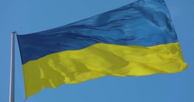 Ukrayna bayrağı. Bayrak direğinde Ukrayna bayrağı. Mavi gökyüzüne karşı Ukrayna bayrağı. Bağımsızlığın sembolü.