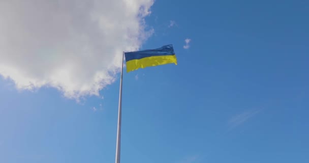 乌克兰人在风中飞舞 乌克兰的国旗在风中飘扬 乌克兰国旗高悬天空 — 图库视频影像