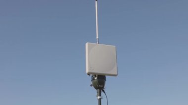 UAV yer anteni. Drone anteni. UAV anteni dönüyor. Mavi gökyüzüne karşı anten.