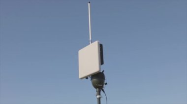 UAV yer anteni. Drone anteni. UAV anteni dönüyor. Mavi gökyüzüne karşı anten.
