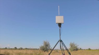 UAV yer anteni. Drone anteni. UAV anteni dönüyor. Mavi gökyüzüne karşı anten.