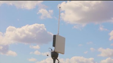 UAV yer anteni. Drone anteni. UAV anteni dönüyor. Mavi gökyüzüne karşı anten.