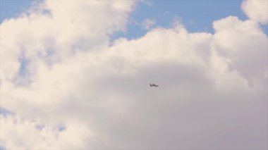 İnsansız uçak kompleksi. Gökyüzünde İHA var. Mavi gökyüzünün arka planında bulutlu UAV.