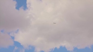 İnsansız uçak kompleksi. Gökyüzünde İHA var. Mavi gökyüzünün arka planında bulutlu UAV.