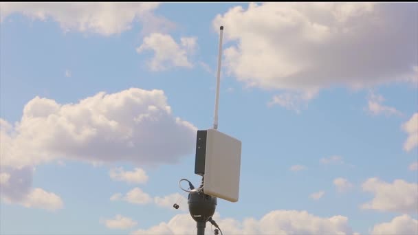 无人机地面天线 无人机天线 旋转的无人机天线 天线在蓝天的映衬下 — 图库视频影像