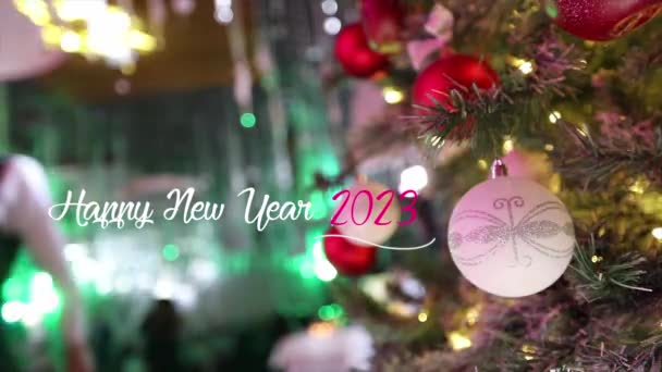 背景には2023年のクリスマスツリーがあります 2023年あけましておめでとうございます クリスマスツリーを背景にしたアニメーションハッピーニューイヤーのご挨拶 — ストック動画